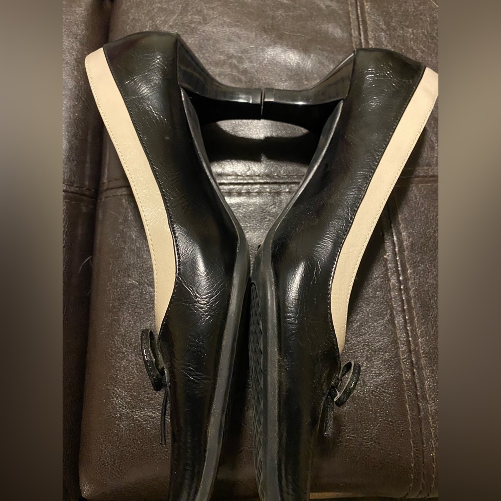 Vionic - cream and black kitten heel